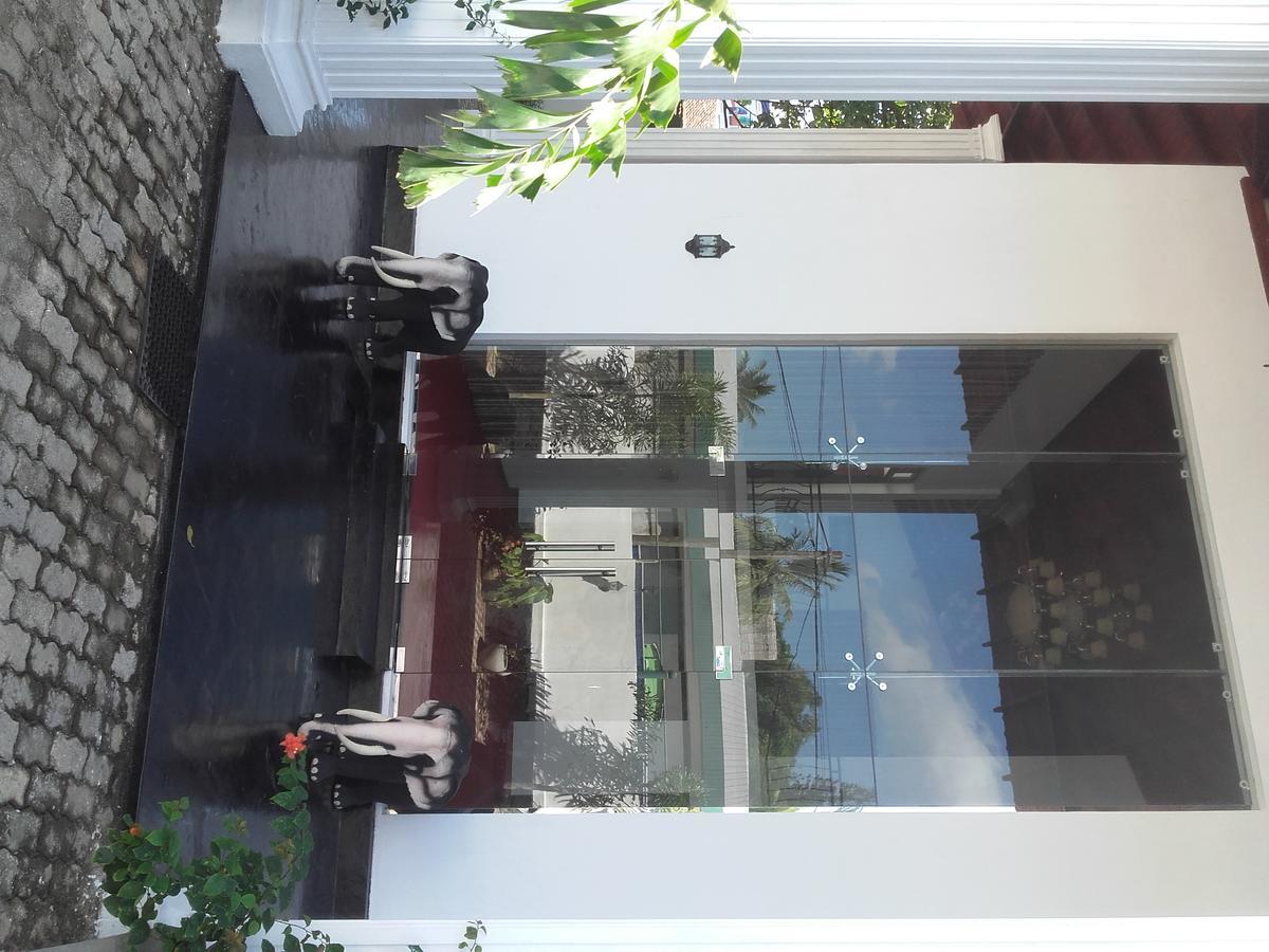 The Kingston Hotel 키리바스고다 외부 사진
