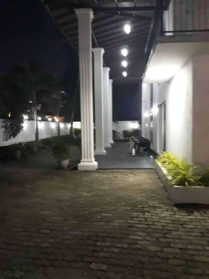 The Kingston Hotel 키리바스고다 외부 사진